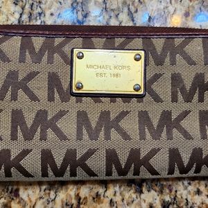Micheal Kors zip wallet